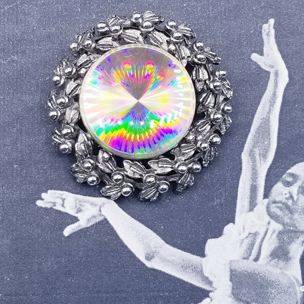 Vintage Jewelarama Holographic wreath brooch